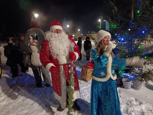 Новогодняя елка засверкала в поселке Изыскателей Мензелинска