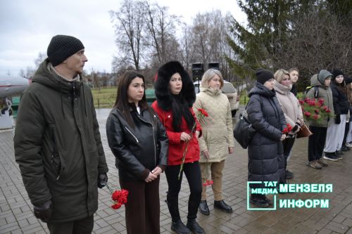 В Парке Победы Мензелинска почтили память Неизвестного солдата.