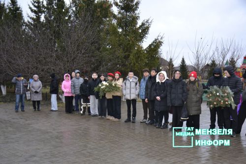 В Парке Победы Мензелинска почтили память Неизвестного солдата.