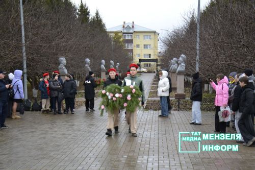 В Парке Победы Мензелинска почтили память Неизвестного солдата.