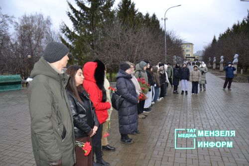 В Парке Победы Мензелинска почтили память Неизвестного солдата.