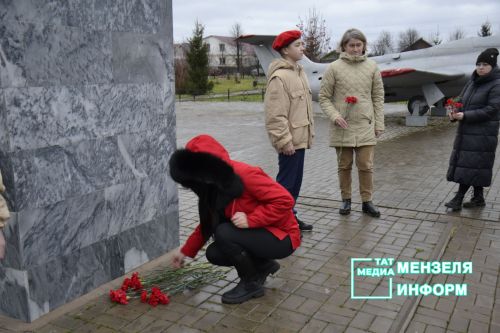 В Парке Победы Мензелинска почтили память Неизвестного солдата.