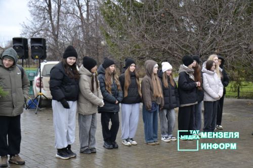 В Парке Победы Мензелинска почтили память Неизвестного солдата.