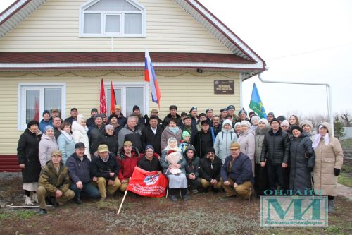 В селе Бикбулово Мензелинского района на доме, где живет афганец Флюс Усманов, установлена памятная доска