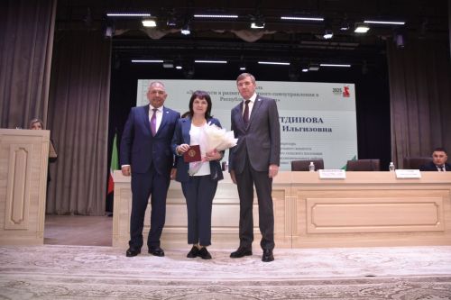 На заседании Совета Мензелинского района были вручены награды от руководства республики и района