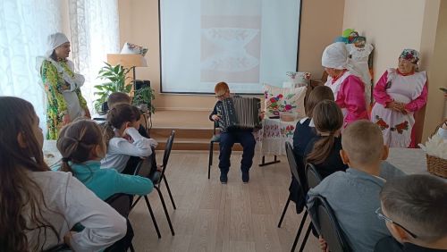Татар Мөшегесе һәм Кадрәк мәдәният йорты хезмәткәрләре «Каз өмәсе» белән таныштырдылар