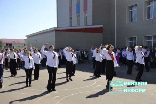 В средней школе № 2 Мензелинска прошла торжественная линейка, посвященная Последнему звонку