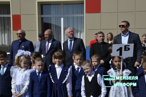 В средней школе № 2 Мензелинска прошла торжественная линейка, посвященная Последнему звонку