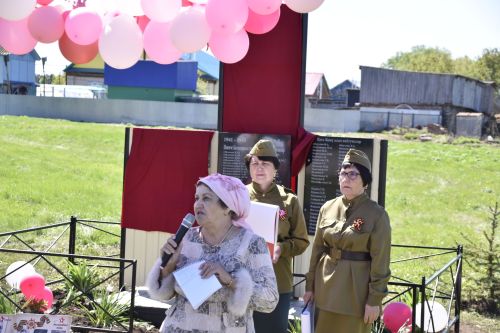 Кызыл Төбәк авылында Бөек Җиңүгә багышланган бәйрәмне яңа обелиск янында үткәрделәр