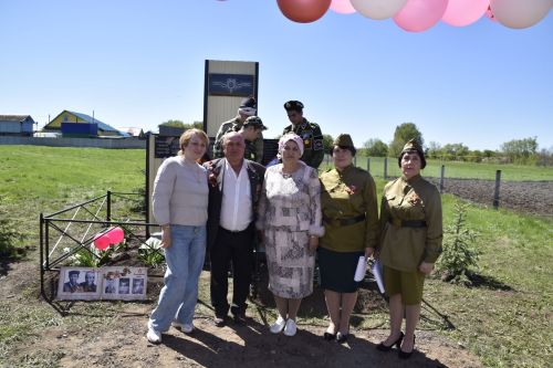 Кызыл Төбәк авылында Бөек Җиңүгә багышланган бәйрәмне яңа обелиск янында үткәрделәр