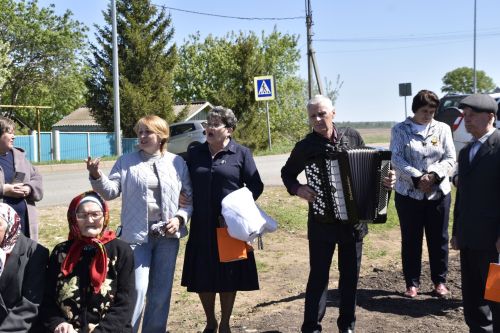 Кызыл Төбәк авылында Бөек Җиңүгә багышланган бәйрәмне яңа обелиск янында үткәрделәр