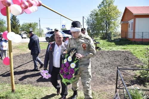 Кызыл Төбәк авылында Бөек Җиңүгә багышланган бәйрәмне яңа обелиск янында үткәрделәр