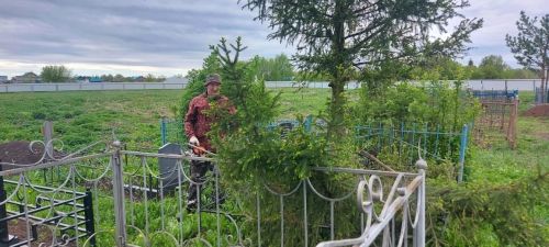 На кладбище деревни Новый Такермен прошел субботник