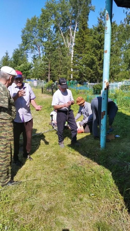 На кладбище деревни Топасево провели субботник