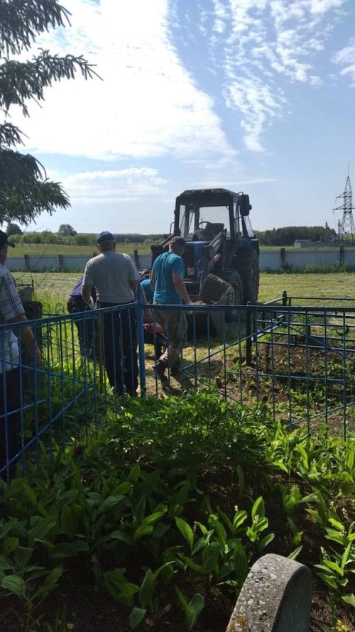 На кладбище деревни Топасево провели субботник