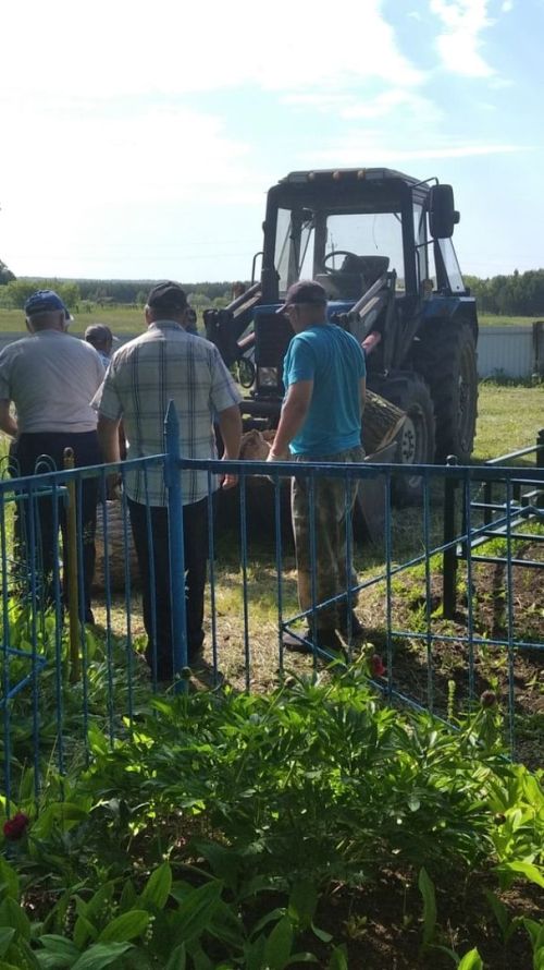 На кладбище деревни Топасево провели субботник