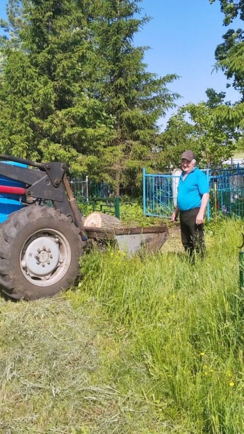 На кладбище деревни Топасево провели субботник