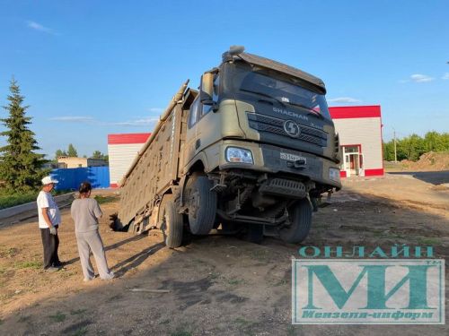 Минзәләнең  Изыскательләр бистәсендә авыр йөк машинасы астында җир убылды