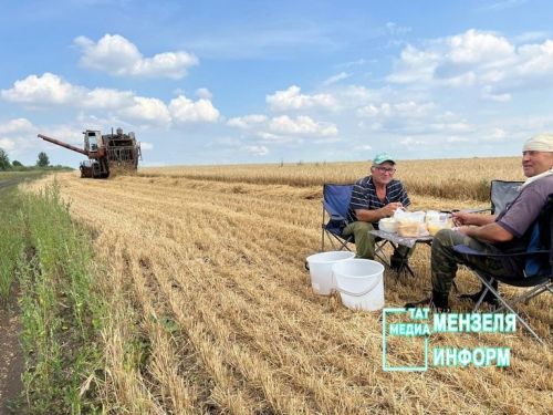 Крестьянин обедает на своей земле