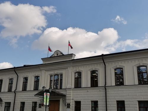 Айдар Салахов поздравил жителей Мензелинского района с Днем государственного флага РФ