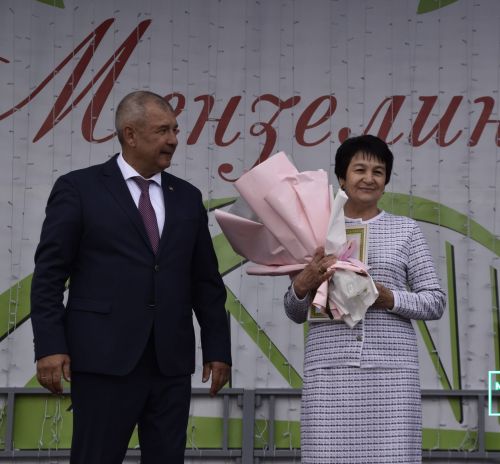 В день Республики наградили сотрудника «Мензеля-информ»