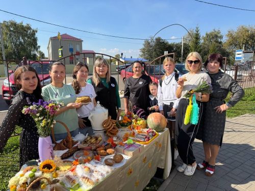 Ярмарка в школе № 2: поддержка бойцов СВО