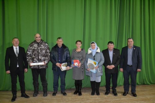 В Иркеняше на сходе граждан наградили активных жителей поселения