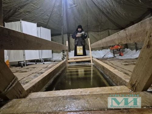 В Мензелинске сейчас не так много окунающихся в купель в праздник Крещения