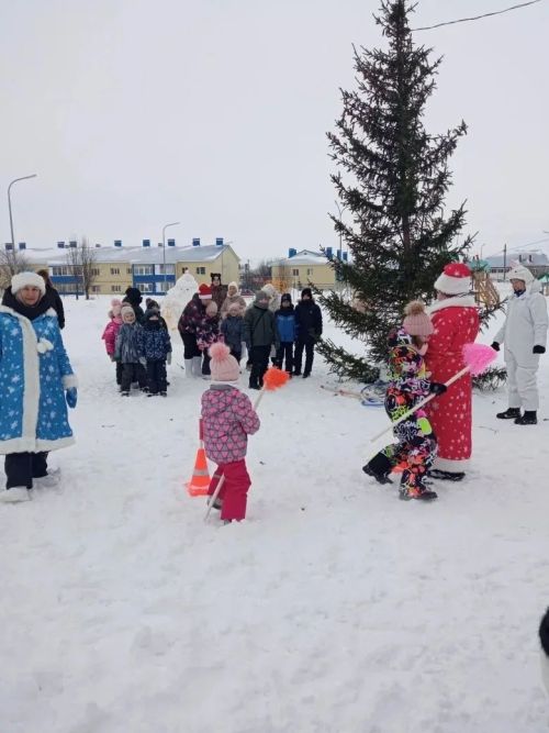 Активная зима в Мензелинске: Дети и взрослые на «Новогоднем переполохе»