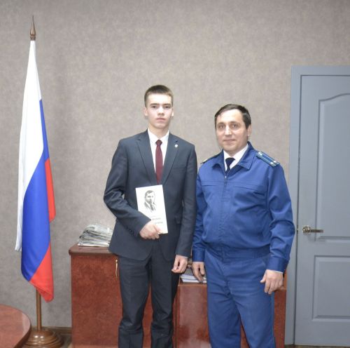 Прокурор Мензелинского района встретился с победителем муниципального антикоррупционного конкурса