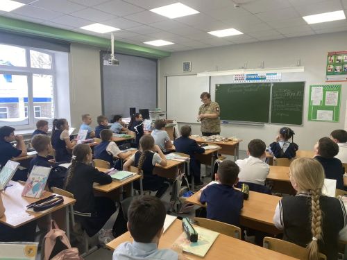 Поддержка бойцов СВО через волонтерство: урок для учеников СОШ № 1