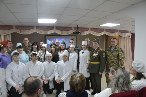 В Мензелинском медучилище на Уроке мужества открыли Доску памяти
