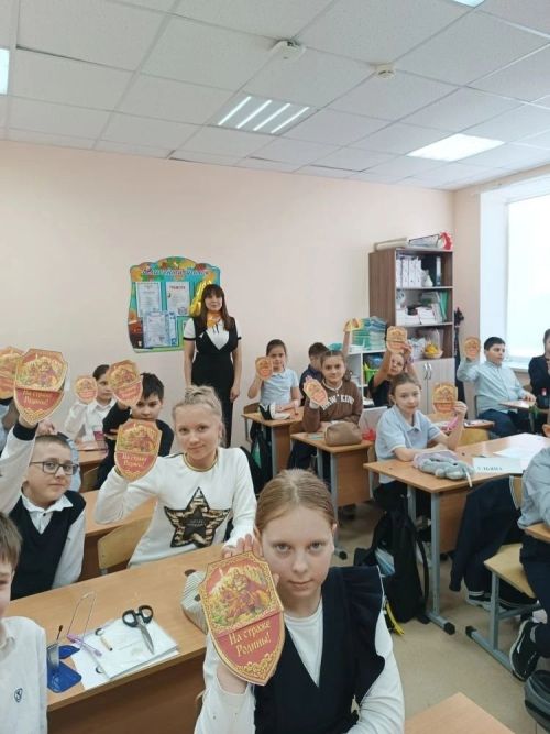 Ученики средней школы № 2 сделали открытки бойцам СВО