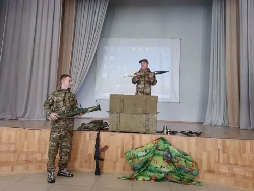 В школе Мензелинска прошла встреча с волонтёрами и показ квадрокоптеров
