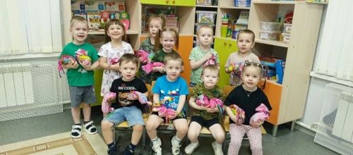 Малыши из детского сада «Шатлык» создают сушилки для обуви для солдат СВО