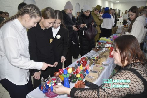 Единство и забота: в Мензелинске проходит ярмарка в поддержку бойцов СВО