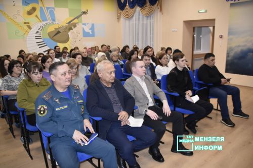 Жители поселка Изыскателей задали главе Мензелинского района наболевшие вопросы