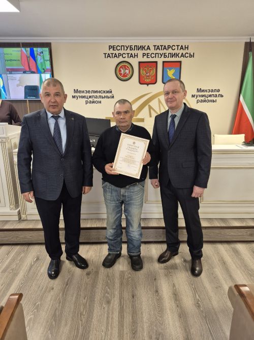 В Мензелинске чествовали работников ЖКХ: лучшим сотрудникам вручили награды Минстроя Татарстана