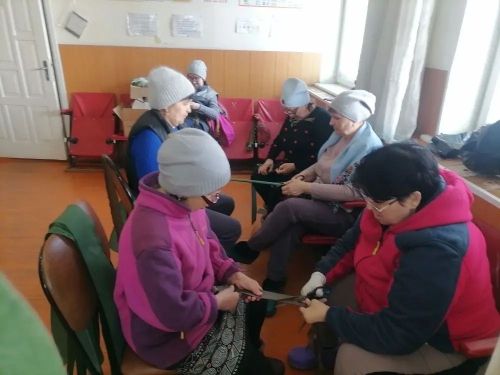 Вклад в общую победу: в Атряклинской сельской библиотеке плетут маскировочные сети