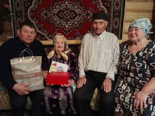 Жительницу Старого Иркеняша Нагыдельбанат Исламову поздравили с 98-летием