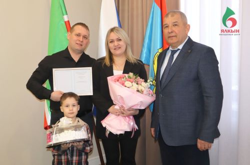 Семья из Мензелинска получила жилищную субсидию по программе поддержки молодых семей