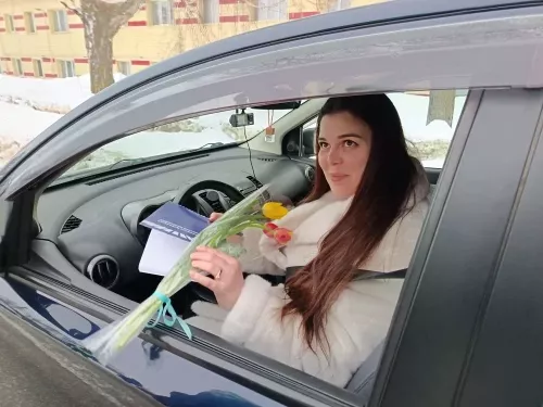 Инспекторы ГИБДД по Мензелинскому району поздравили автоледи с наступающим праздником