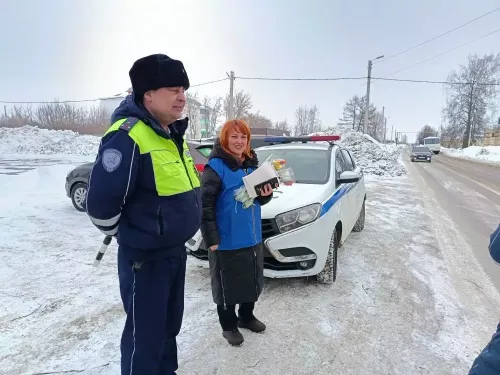Инспекторы ГИБДД по Мензелинскому району поздравили автоледи с наступающим праздником