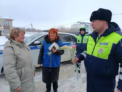 Инспекторы ГИБДД по Мензелинскому району поздравили автоледи с наступающим праздником