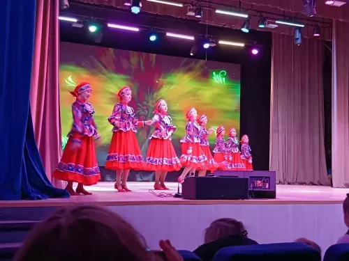 Весенний подарок: в районном Дворце культуры чествовали прекрасную половину человечества