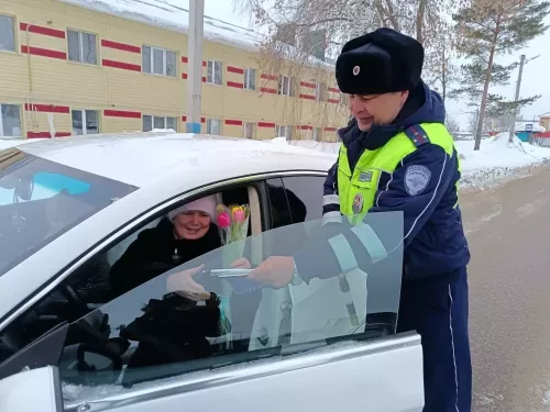 Инспекторы ГИБДД по Мензелинскому району поздравили автоледи с наступающим праздником
