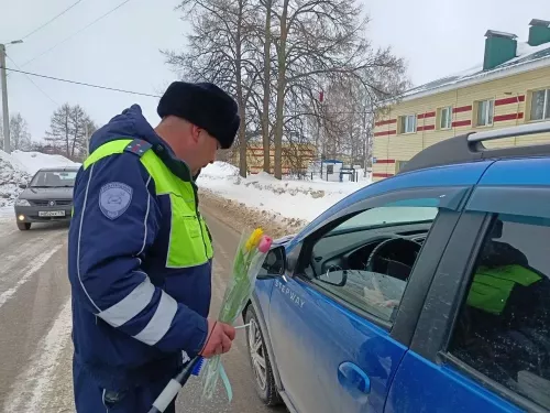 Инспекторы ГИБДД по Мензелинскому району поздравили автоледи с наступающим праздником