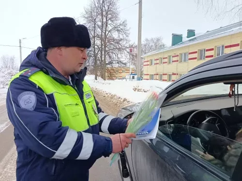 Инспекторы ГИБДД по Мензелинскому району поздравили автоледи с наступающим праздником