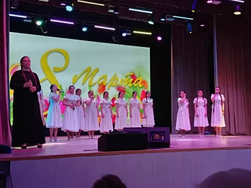 Весенний подарок: в районном Дворце культуры чествовали прекрасную половину человечества