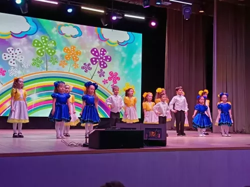 Весенний подарок: в районном Дворце культуры чествовали прекрасную половину человечества